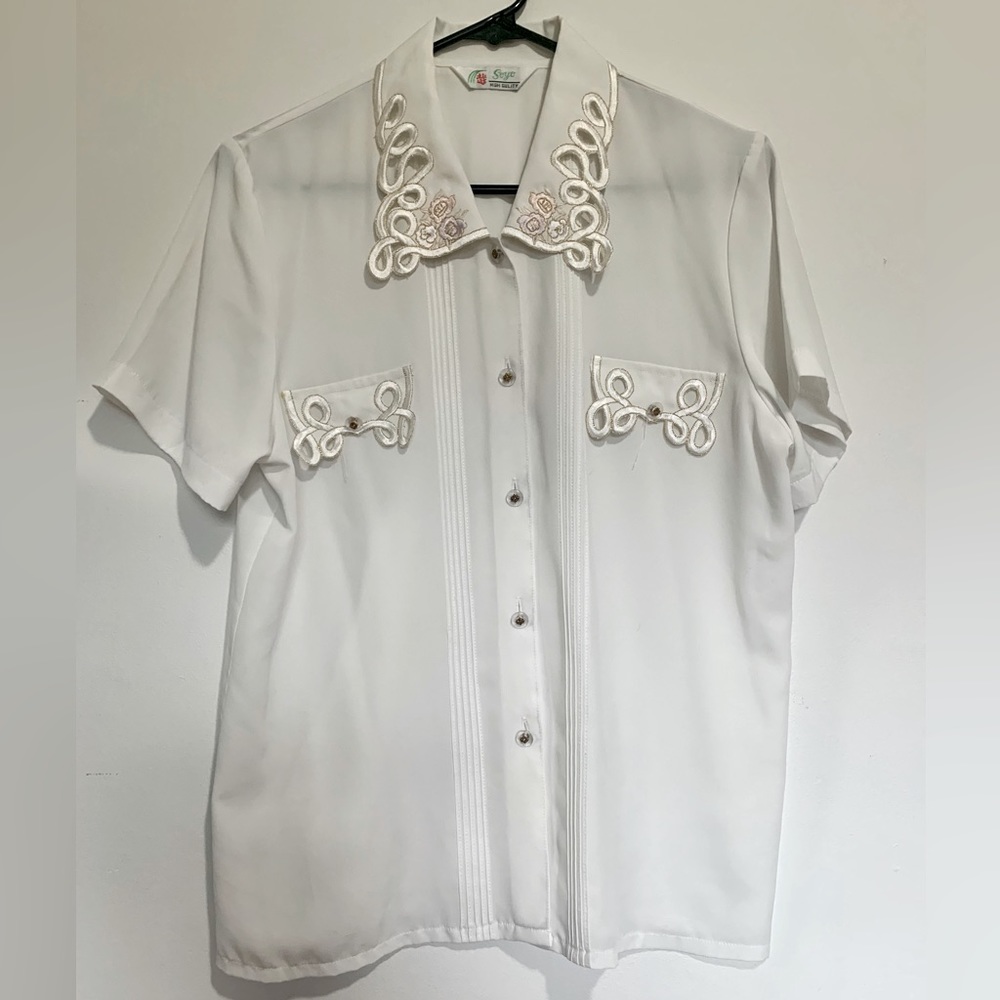 Medium Vintage White Collar Shirt with Lace detail.